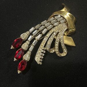 Vintage - UNMARKED BEAUTY - Fur Brooch
3” long x 1.5” wide